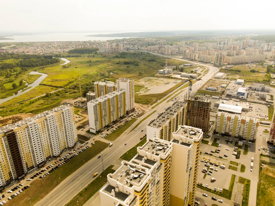 Панорама Челябинска: река Миасс и дома Академ Риверсайд — фотография в сравнении с архитектурным рисунком