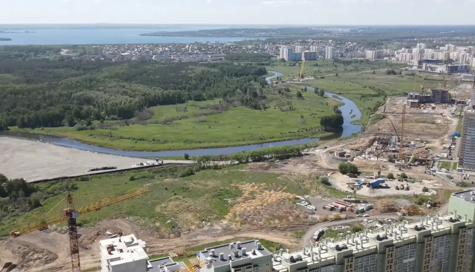 Река Миасс и жилой район Академ Риверсайд